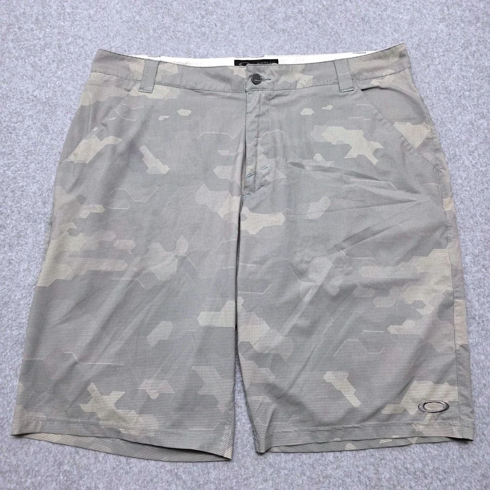 Oakley Golf Shorts Mens Size 40 Grey Digital Camo Flat Front Performance Casual - Picture 2 of 14